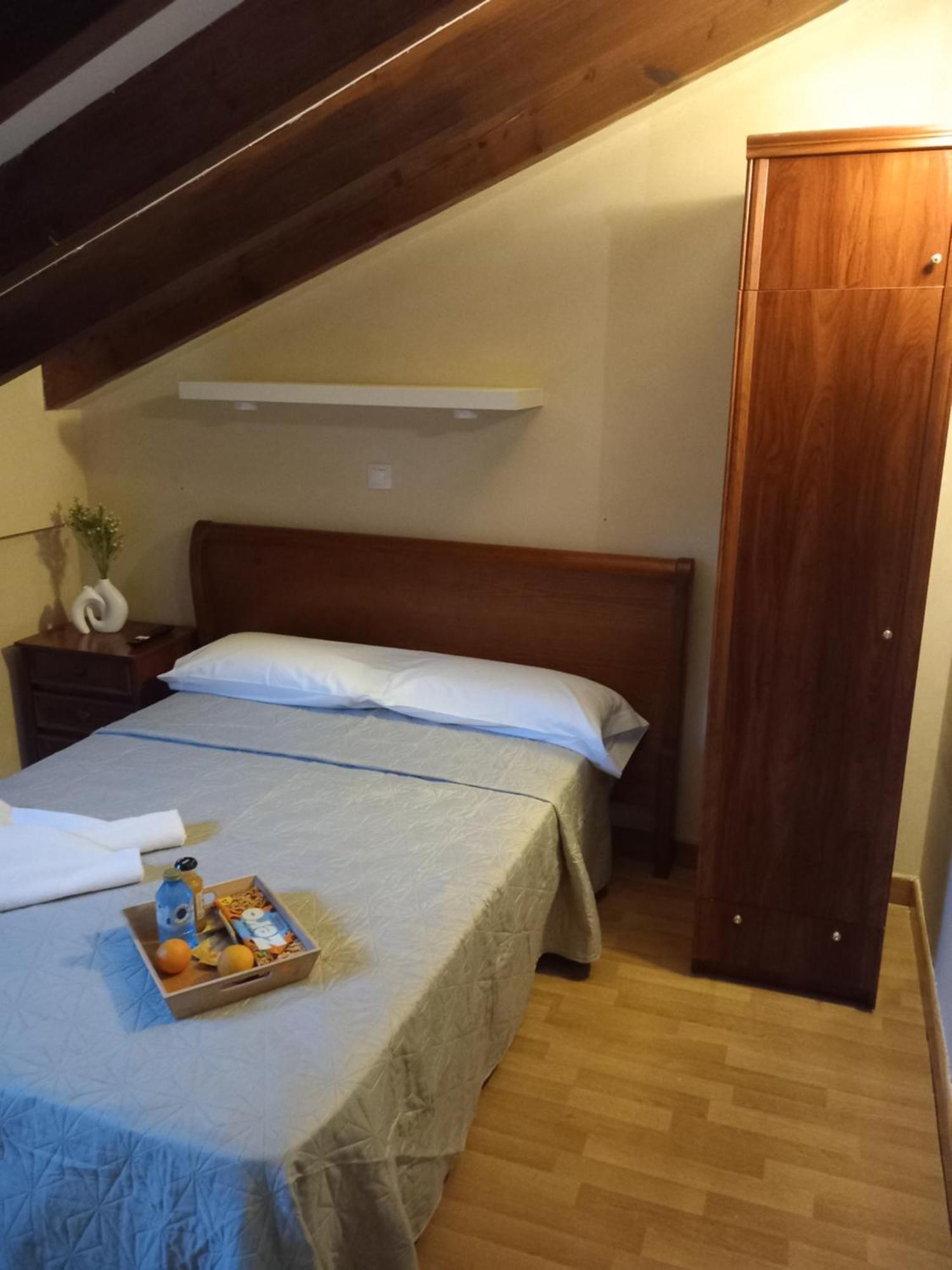 Hosteria Rio Negro Bárcena de Cicero Buitenkant foto