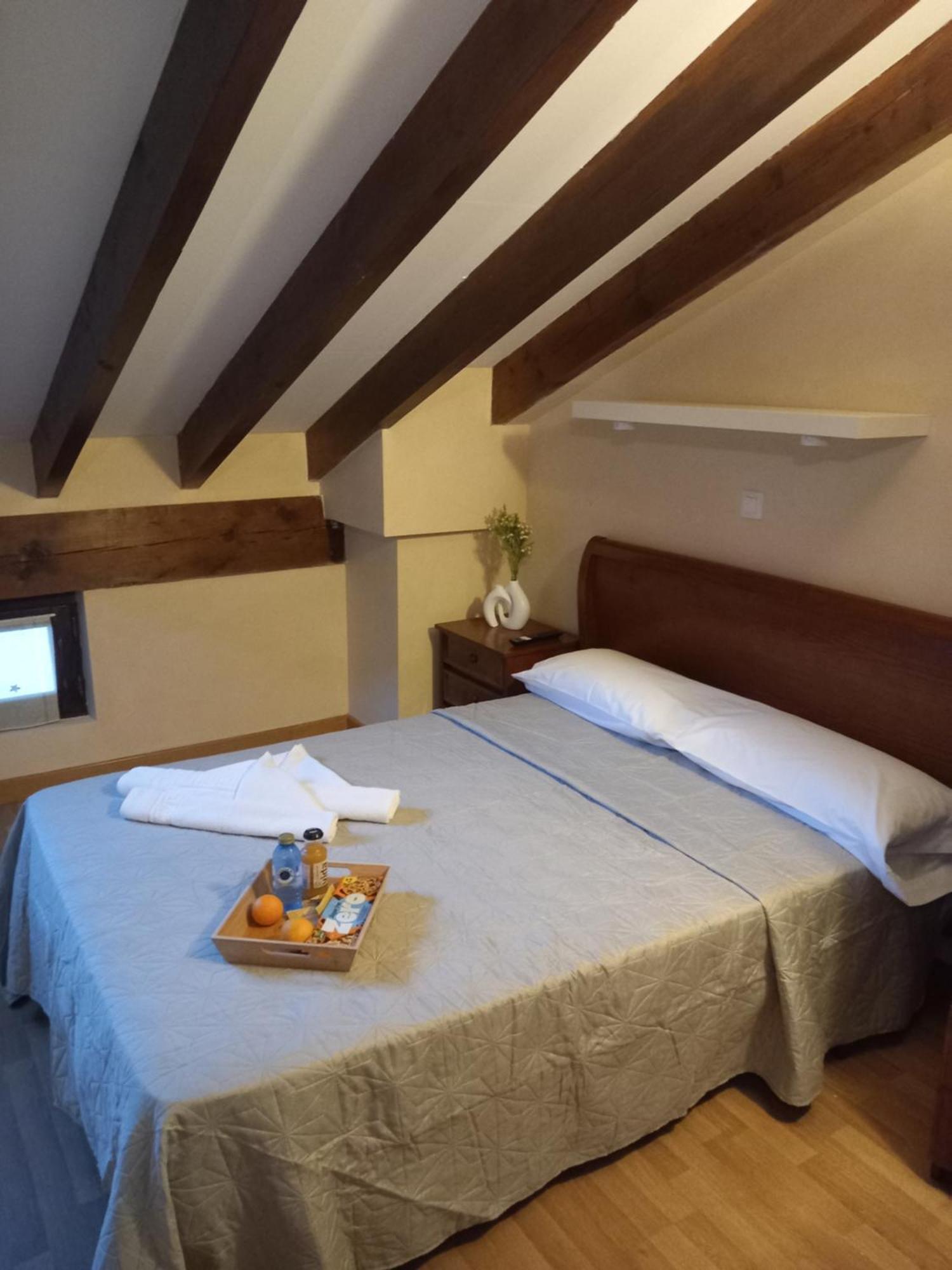Hosteria Rio Negro Bárcena de Cicero Buitenkant foto
