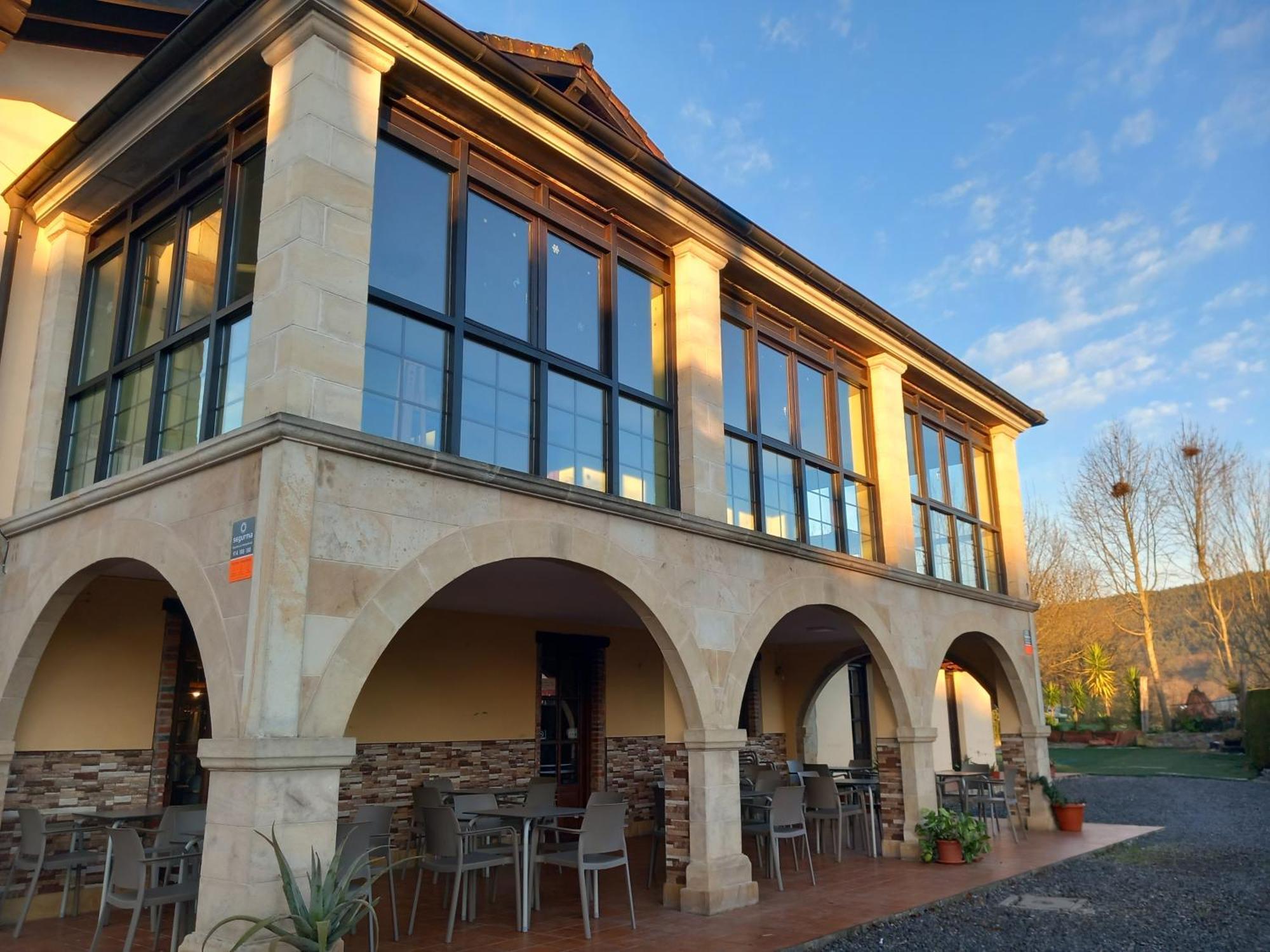 Hosteria Rio Negro Bárcena de Cicero Buitenkant foto